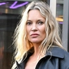 Kate Moss își etalează picioarele într-o rochie scurtă. Iată cum s-a afișat vedeta în cadrul unui shooting de lux în Londra