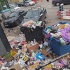 Oamenii străzii au pus stăpânire pe campusul din Tudor Vladimirescu! Angajații de la Salubris au fost atacați cu cărămizi, când au vrut să ridice gunoiul