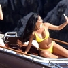 Nicole Scherzinger a cucerit publicul cu câteva ipostaze incendiare într-un costum de baie. Artista are un corp de invidiat