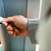 Românii trebuie să își verifice cardurile! Vor primi bani pe 20 mai!