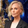 Charlize Theron, aproape dezbrăcată pe covorul roșu! Ținuta care a lăsat pe toată lumea cu gura căscată