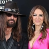 Billy Ray Cyrus, de mână cu Elizabeth Hurley la Londra. Detaliile apariției care au făcut internetul să explodeze