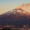 Etna s-a trezit spectaculos! Erupție puternică și nor uriaș de fum amenință traficul aerian din Sicilia – LIVE VIDEO