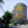 Războiul giganților, la Iași. Culmea aroganței: KFC a montat o reclamă uriașă în față la McDonald’s