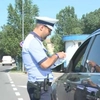 Un accesoriu aplicat pe geamurile mașinii este sancționat cu amendă mare. În unele cazuri poți rămâne și fără certificatul de înmatriculare