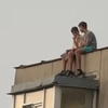 Inconștiență dusă la extrem. Doi copii au fost fotografiați pe acoperișul unui bloc de 10 etaje din Alexandru cel Bun. Au picioarele pe exterior