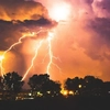 România, lovită de o dublă extremă meteo! Cod Portocaliu de vijelii și un weekend de foc