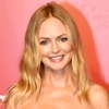 O vedetă sexy arată incredibil în bikini minuscul la 55 de ani. „Cred că frumusețea unei femei se transformă odată cu vârsta”
