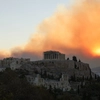 Incendiu de proporții la Atena. Localități evacuate, case mistuite și un val de caniculă care nu dă semne de oprire