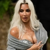 Regina luxului! Kim Kardashian își etalează trupul în bikini și dulapul de milioane din mega-vila sa din Los Angeles