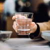 Cât costă o apă plată în restaurantele din Iași? Prețurile i-au luat prin surprindere pe unii clienți