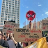 Mii de profesori pregătesc marșul final. Guvernul, pus la zid: „Legea Bolojan distruge Educația!”
