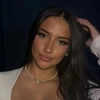 Un model de 22 de ani încinge atmosfera de pe platoul de filmare înaintea lansării unui nou sezon dintr-o emisiune foarte așteptată. Iată despre cine este vorba