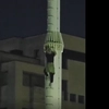 Un tânăr din Iași s-a urcat pe catargul cu drapelul României din Podu Roș. Videoclipul a ajuns viral pe Instagram
