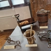 Ateneul Național și Teatrul Luceafărul mențin oferta teatrală și pe parcursul vacanței estivale, în timp ce expozițiile de artă plastică domină peisajul cultural al verii.