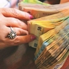 Sute de mii de bugetari pe salarii mari în firme deținute de statul român care au pierderi uriașe