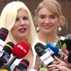 Imagini de la poarta penitenciarului! Cine a venit cu flori pentru Elena Udrea