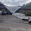 Teroare în România! Furtuna a ridicat acoperișul gării și l-a aruncat în stradă! Imagini șocante