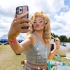 Kitty Scott te învață să îți faci poza perfectă pentru un profil de dating. Iată ghidul complet
