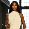 Naomi Campbell are o înfățișare incredibilă pe plajele din Ibiza. Supermodelul a atras toate privirile într-un bikini alb