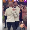 Șoc și aplauze la Cluj! Prima nuntă gay publică din România, cu dansatori și tort curcubeu