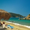 Scandal pe plajele din Grecia: Valurile fac prăpăd printre turiști! O familie distrusă în câteva secunde