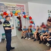 Polițiștii îi învață pe elevi să se protejeze: lecții de siguranță pentru peste 100 de copii din județul Iași