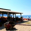 Prețul plătit de 3 turiști pentru o zi de plajă în Thassos. Cum a arătat nota de plată pentru șezlonguri, bere și mâncare
