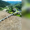 Dezastru ecologic pe lacul Izvorul Muntelui în urma inundaţiilor! Viaductul de la Poiana Largului, blocat de o mare de lemne și resturi