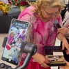 Invitații de la Școala de Vară SOS România au primit modele inedite de stilouri. Sunt decorate cu aur și au o semnificație aparte