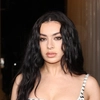 Charli XCX a fost fotografiată în ipostaze incendiare. Artista britanică a făcut furori de ziua ei