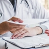 Un singur concediu medical poate bloca salariile pe două luni! Legea nouă a dat totul peste cap