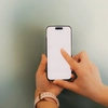 Un bărbat din Iași i-a luat degetul iubitei sale pentru a-i putea debloca telefonul mobil. Înainte de asta, a încercat să-și înfigă un cuțit în inimă și s-a pozat cu ștreangul la gât