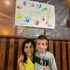 Eric, băiețelul de șapte ani care își dorește să meargă la școală, dar nu are cu ce. Are patru frați și o mamă bolnavă de cancer