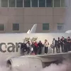 Panică în aer: Pasageri evacuați pe aripa unui avion în flăcări
