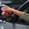 Amenzi dure pentru șoferii care aruncă gunoaie pe geamul mașinii. Cât vor plăti