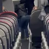 Haos în aer! Pasager posedat urlă despre demoni, atacă echipajul și înghite un rozariu în timpul unui zbor