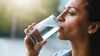 Acest obicei îți poate crea disconfort gastric! Află cum să te hidratezi corect în zilele toride