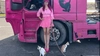 Barbie de România, conduce un camion roz. Are și trei pisici pe care le ia în călătorii
