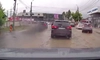 Imagini incredibile pe bulevardul Poitiers din Iași! Un șofer și-a turat BMW-ul pe contrasens pentru a scăpa de coloana de mașini: „A rămas doar fumul negru în spate”