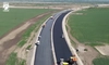 Mobilizare intensă pe șantierul Autostrăzii A7, Focșani – Bacău! Imagini din dronă cum se așterne asfalt