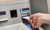 Cardurile de pe care nu trebuie să retragi bani de la bancomat! Care este motivul