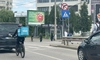 Pericol de moarte pe străzile din Iași! Livratorii străini au pus stăpânire pe șoselele din municipiu, șoferii sunt exasperați: „Dacă nu eram atent, îl omoram”