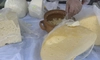 Din acest loc se poate cumpăra cea mai bună și ieftină brânză. Nici nu îți imaginezi ce varietate de produse sunt expuse
