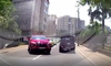 Imagini de cascadorii râsului! Un șofer din Iași a parcat pe trotuar, însă a uitat să tragă frâna de mână. Iată ce s-a întâmplat ulterior