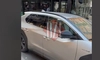 Un nou gest de nepăsare față de regulile de circulație. O persoană a blocat o stație de autobuz, după ce și-a parcat mașina lângă trotuar