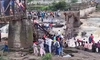 O nouă tragedie cutremură India. Un pod plin cu oameni s-a prăbușit