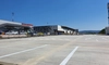 În acest aeroport din România, sculptura monumentală se lucrează la vedere, chiar sub ochii pasagerilor