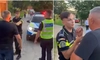 Polițist atacat de săteni furioși după ce a oprit un tânăr beat pe ATV! A fost nevoie să-și scoată pistolul