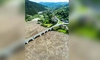 Dezastru ecologic pe lacul Izvorul Muntelui în urma inundaţiilor! Viaductul de la Poiana Largului, blocat de o mare de lemne și resturi